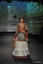 Model walk the ramp for Anju Modi show at PCJ Delhi Couture Week Day 3 on 10th Aug 2012 200 (69).JPG
